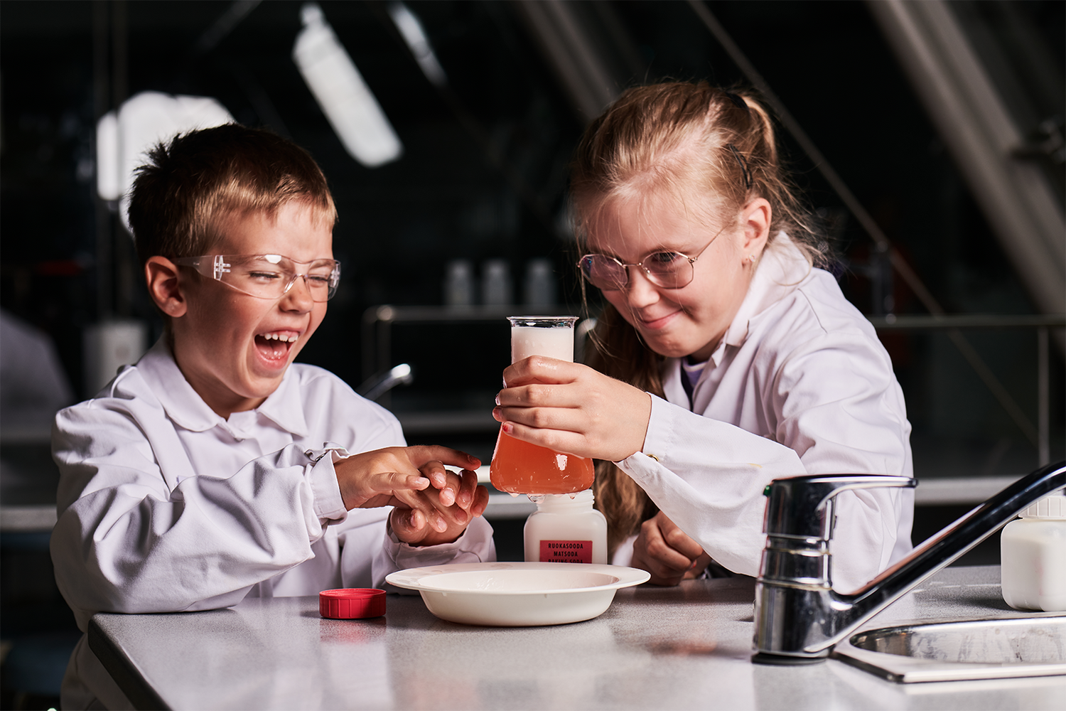 En pojke och en flicka i Heurekas laboratorium.