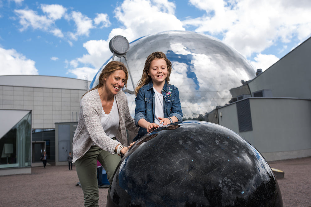 A woman and a girl at Galileo Science Park.