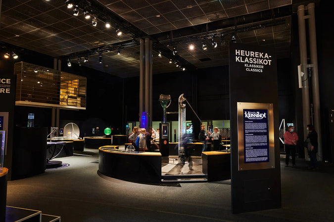 Tummahenkinen kuva Heurekan Klassikko-näyttelystä. 