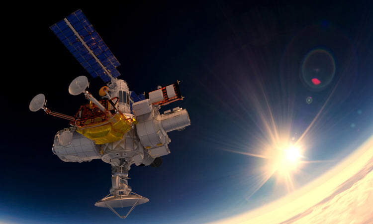 Kuva Satelix-planetaarioelokuvasta. Kuvassa on satelliitti avaruudessa, kuvassa näkyy myös valoisa aurinko. 