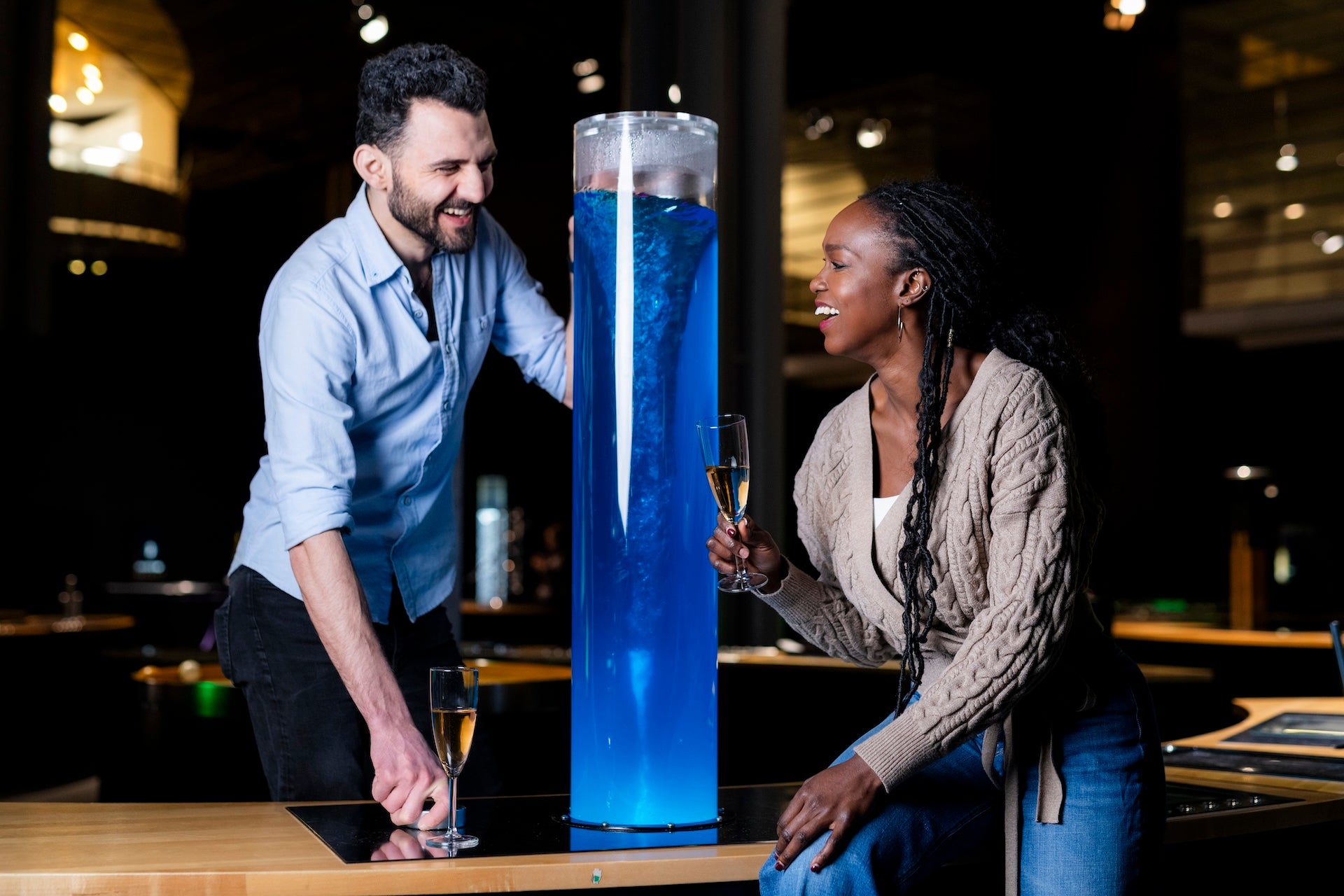 En man och en kvinna på Heureka Classics-utställningen.