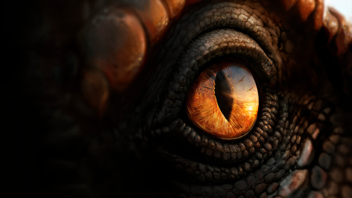 Lähikuvassa dinosauruksen silmä. iiriksestä heijastuvat lentävät linnut sekä oranssinkarvainen tuli.