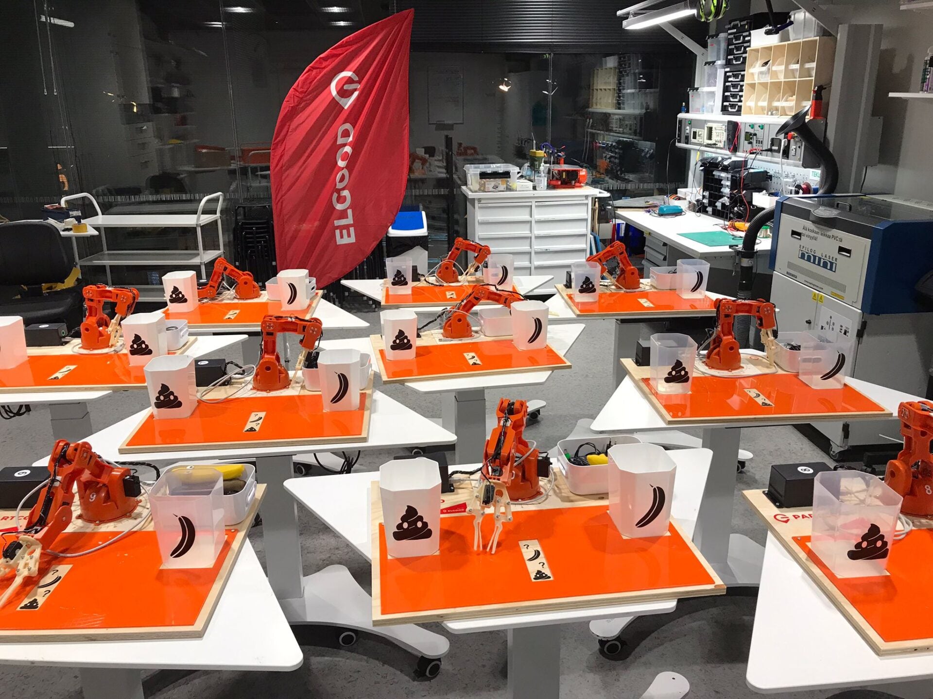 Elgood ja Heureka ovat tehneet työpajoja yhdessä. Tässä kuvassa on robottikäsiä oranssinvärisillä pöytätasaoilla Heurekan Makerspacessa.