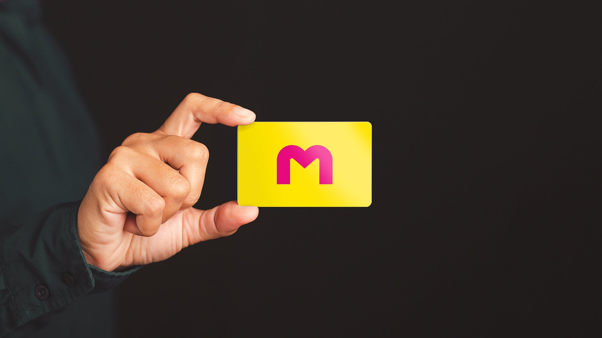 Henkilö pitää kädessään Museokorttia.