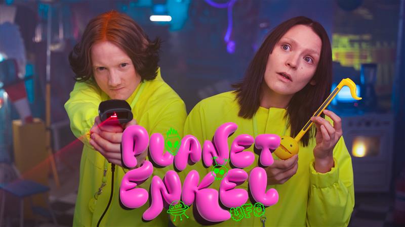 Kaksi ihmistä keltaisissa puvuissa Planet Enkel -televisiosarjan visuaalisessa ilmeessä.