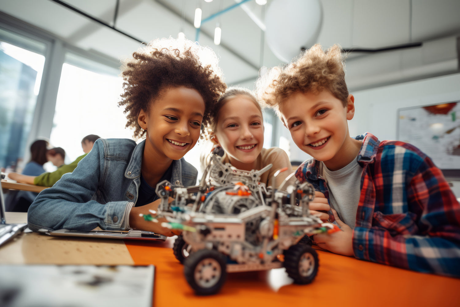 Kolme iloista lasta sekä robottiauto