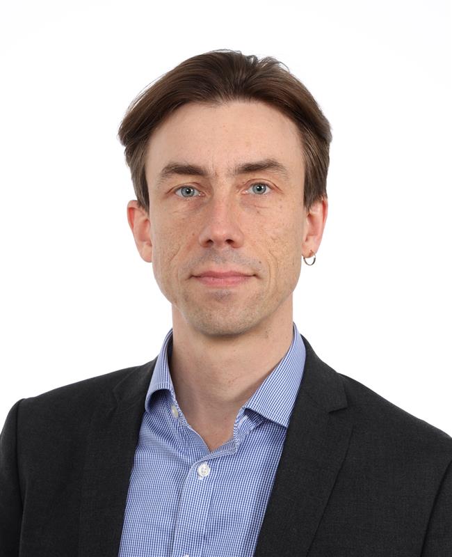 Luennoitsija Kristian Sahlstedt.