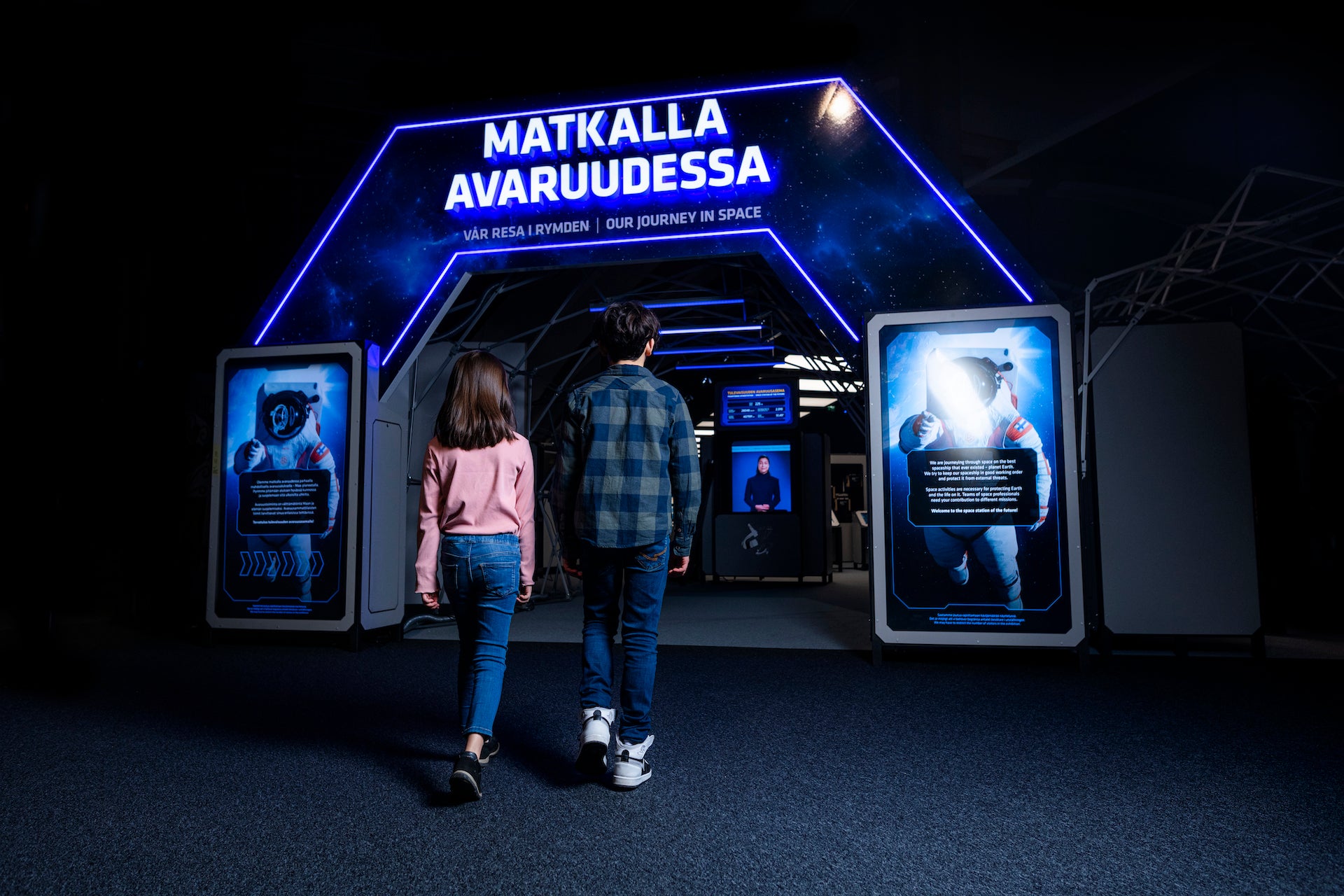 Lapset kävelemässä Heurekan Matkalla avaruudessa -näyttelyyn. Lapset ovat selin kuvaan päin. 