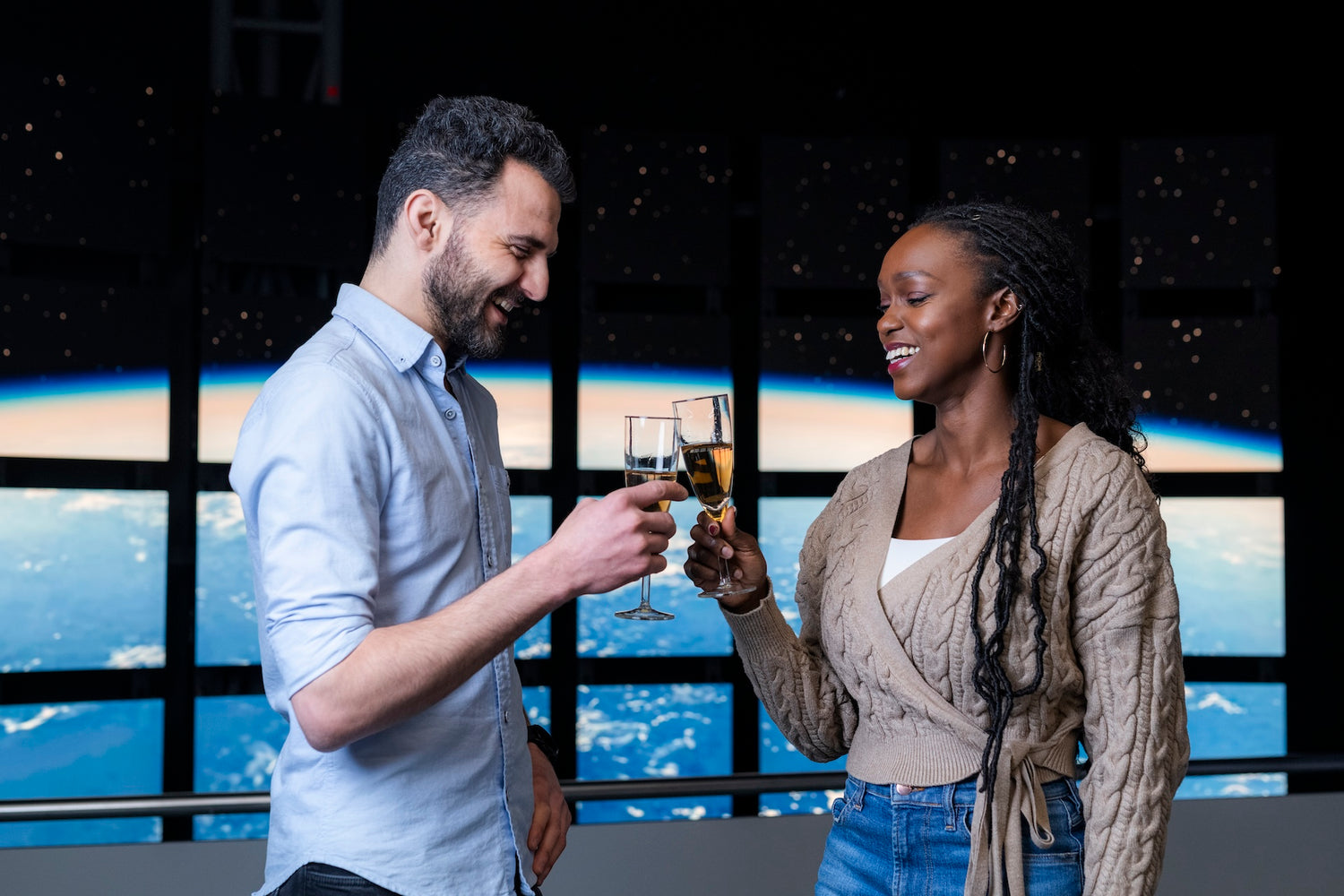 mies ja nainen kilistelevät kuplivaa.