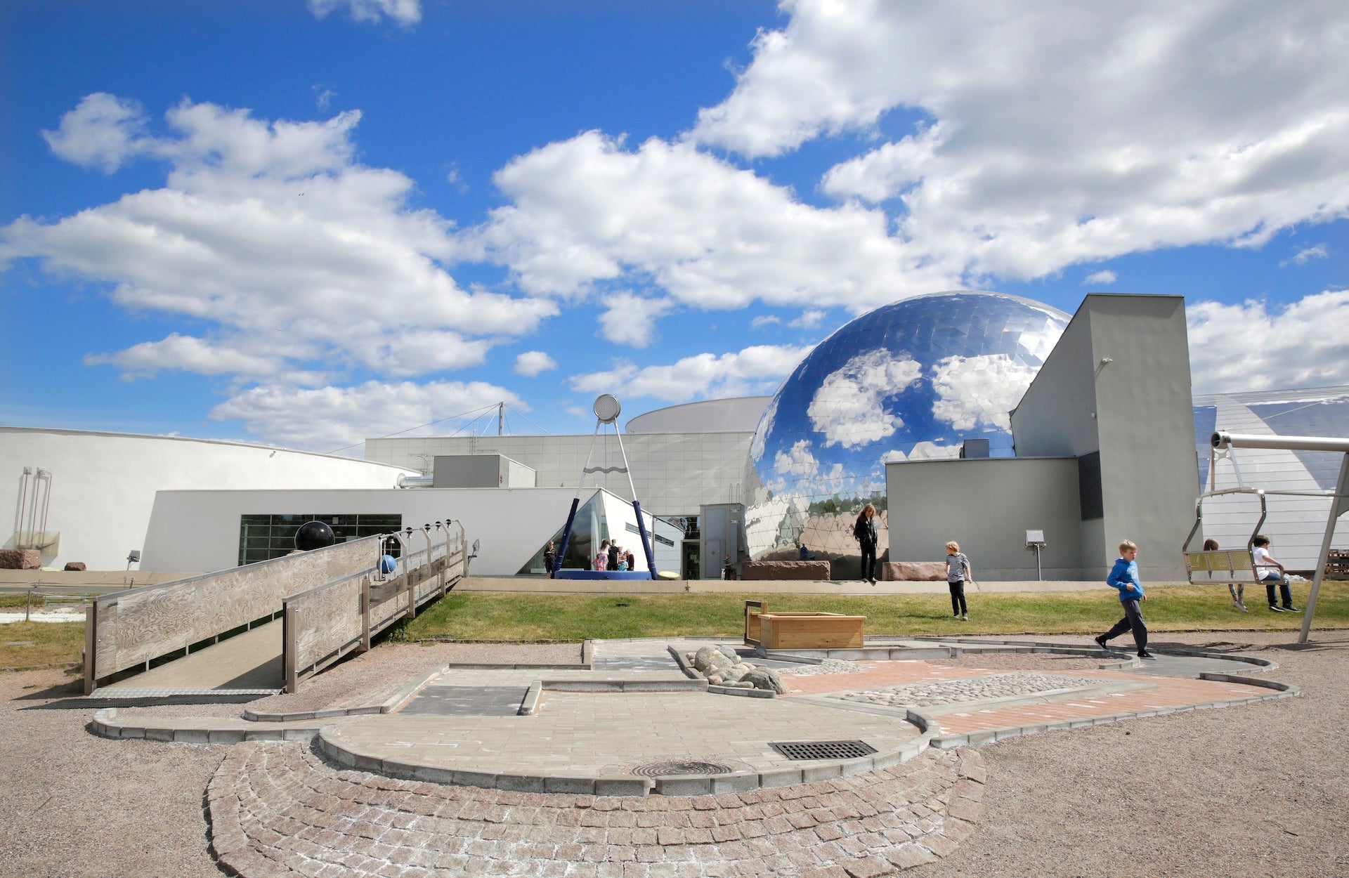 Heurekan takapiha erilaisine kohteineen ja planetaarion kupu.