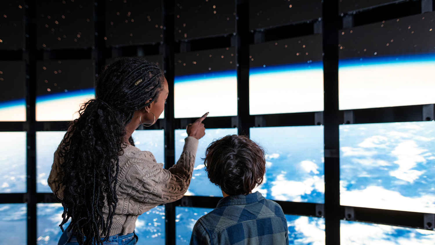 Tyttö ja poika Matkalla avaruudessa -näyttelyssä.