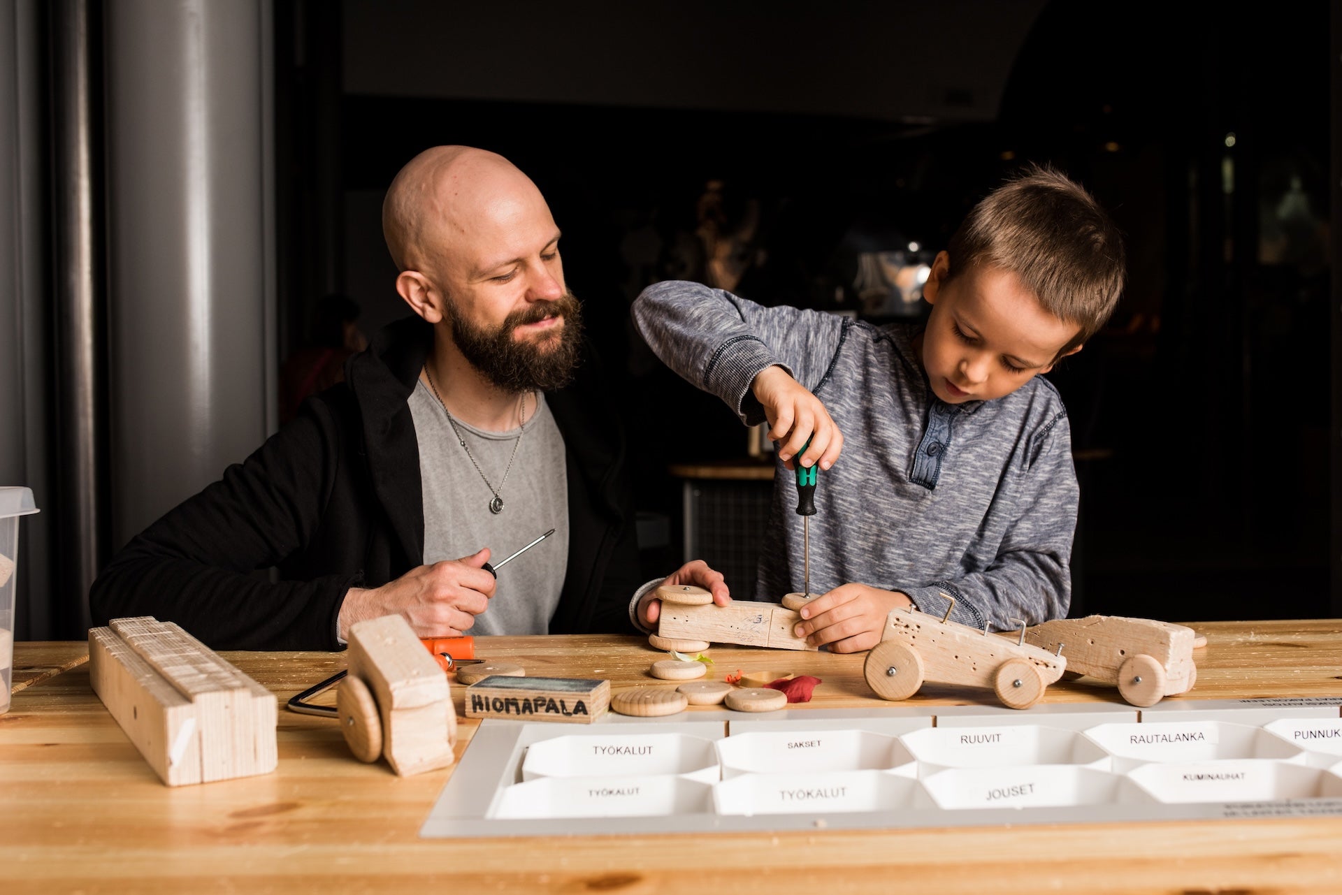 En man och en pojke bygger gokart på Idéverkstaden.