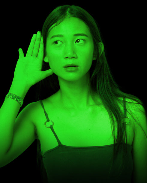 Ikäkuulotestin visuaalinen ilme. Tyttö kuuntelee.