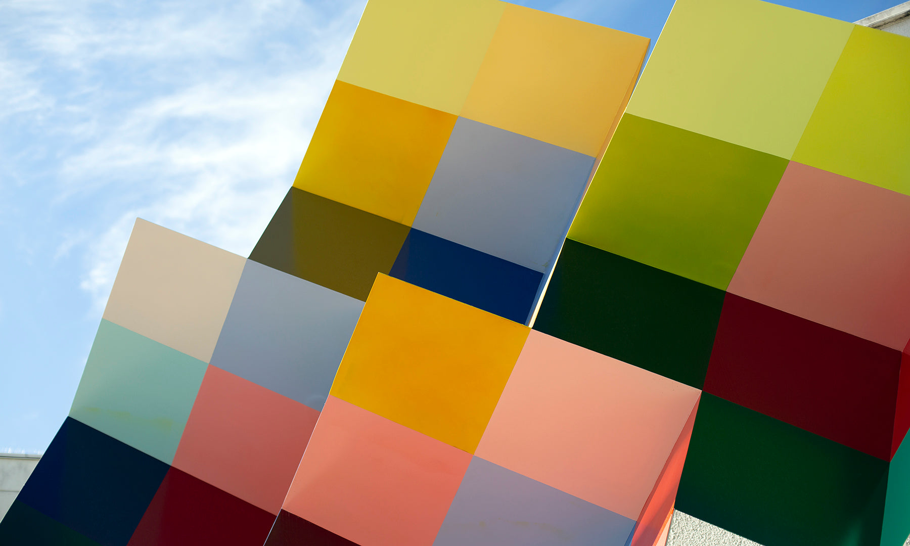 Heurekan neljä värikästä kuutiota rakennuksen seinässä.