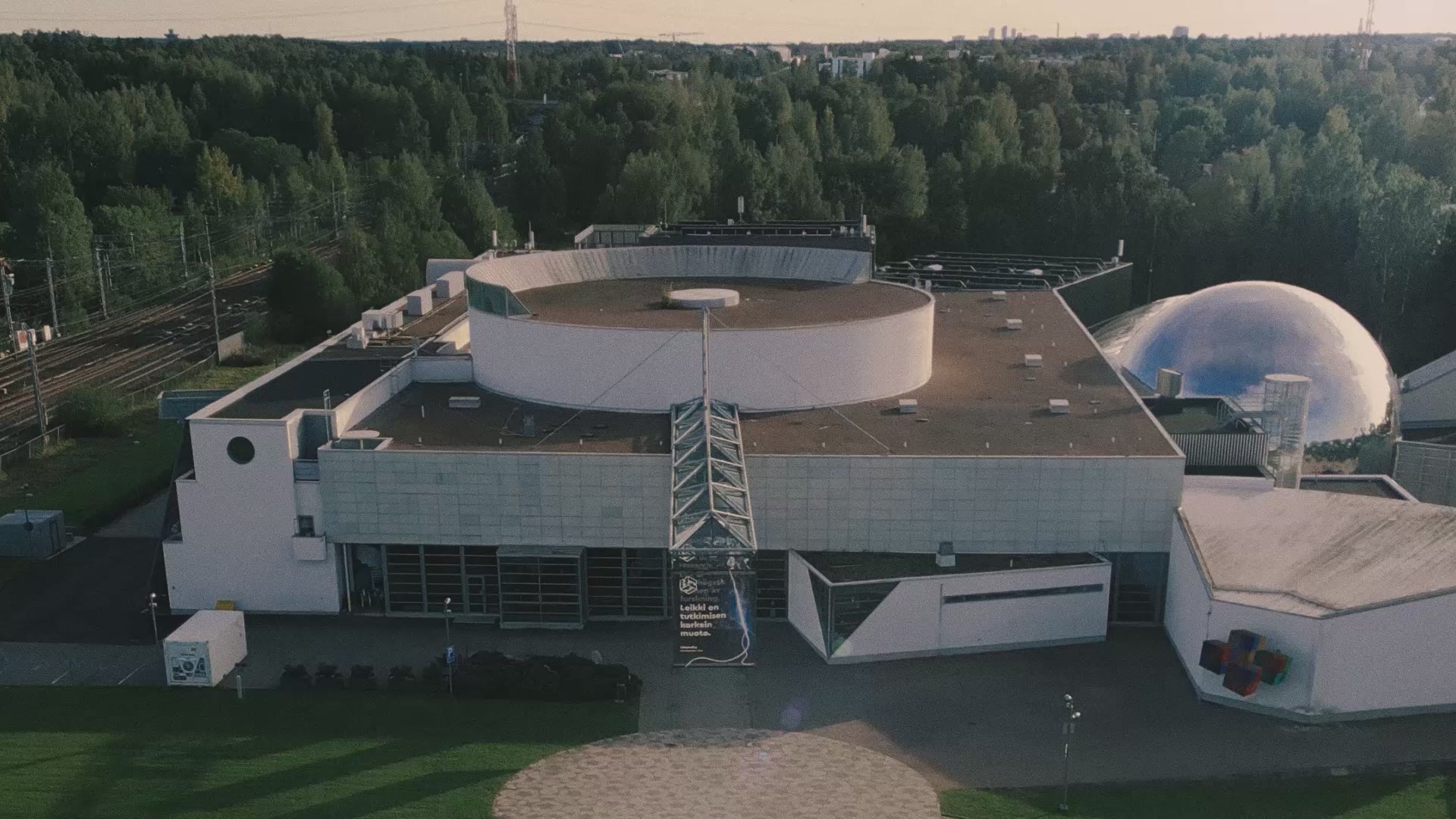 H18: Halloween visuaalinen ilme. Heureka ulkoa ja video vie maan alle katsomaan viemäriputkea.