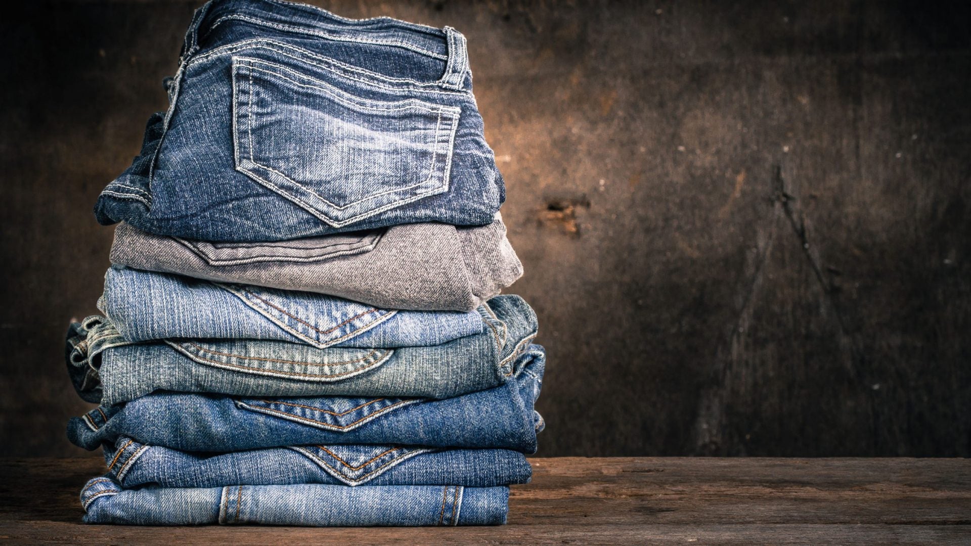 En hög med jeans.