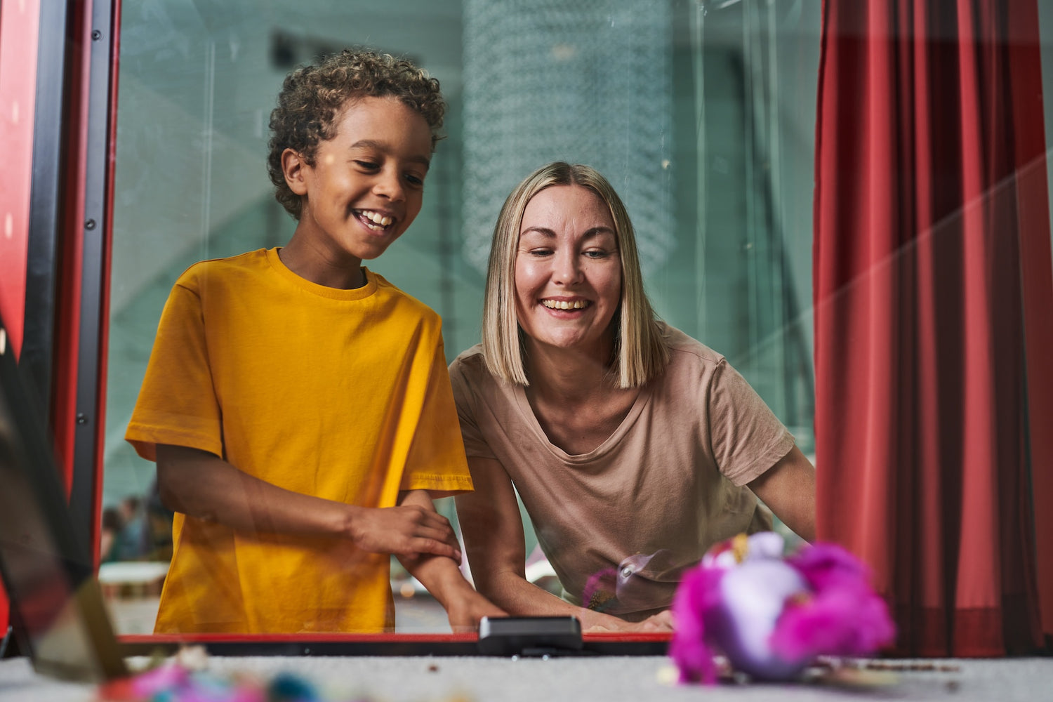 Poika ja nainen Tekoälynäyttelyssä.