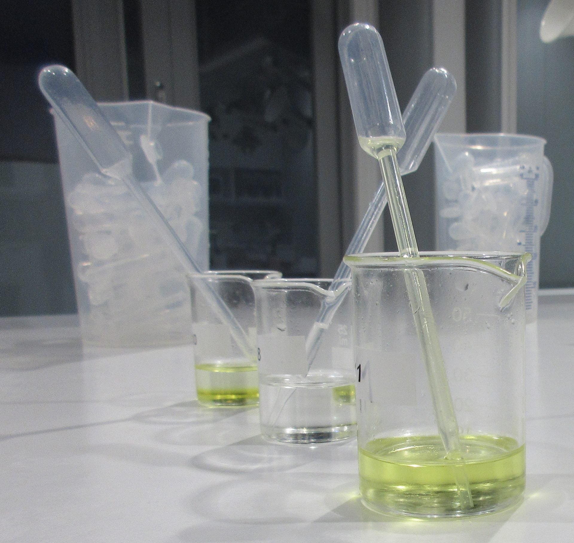 Mätglas och pipetter.